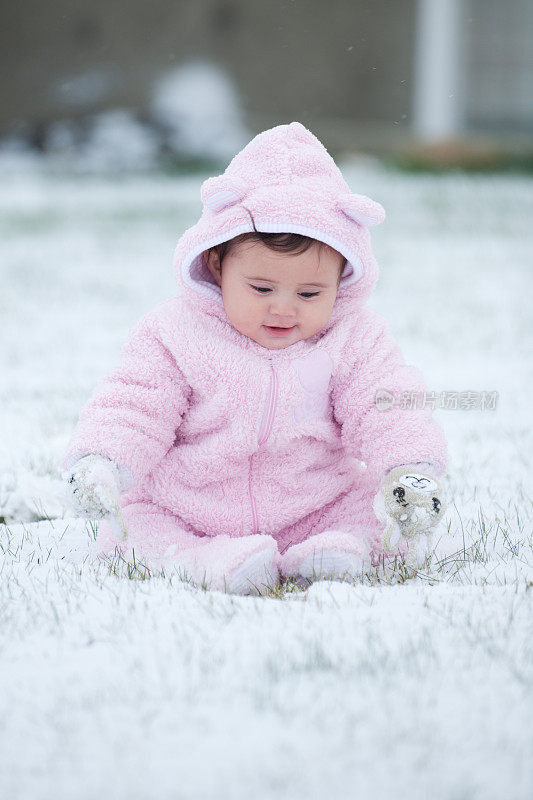 婴儿在雪