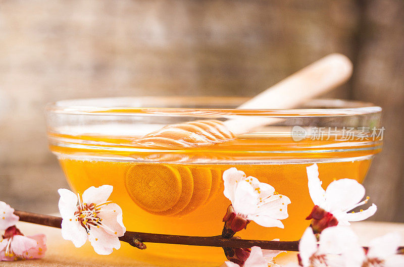 玻璃碗里有杏花和蜂蜜
