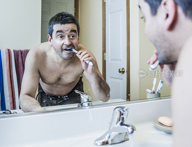 成熟的男人在浴室刷牙