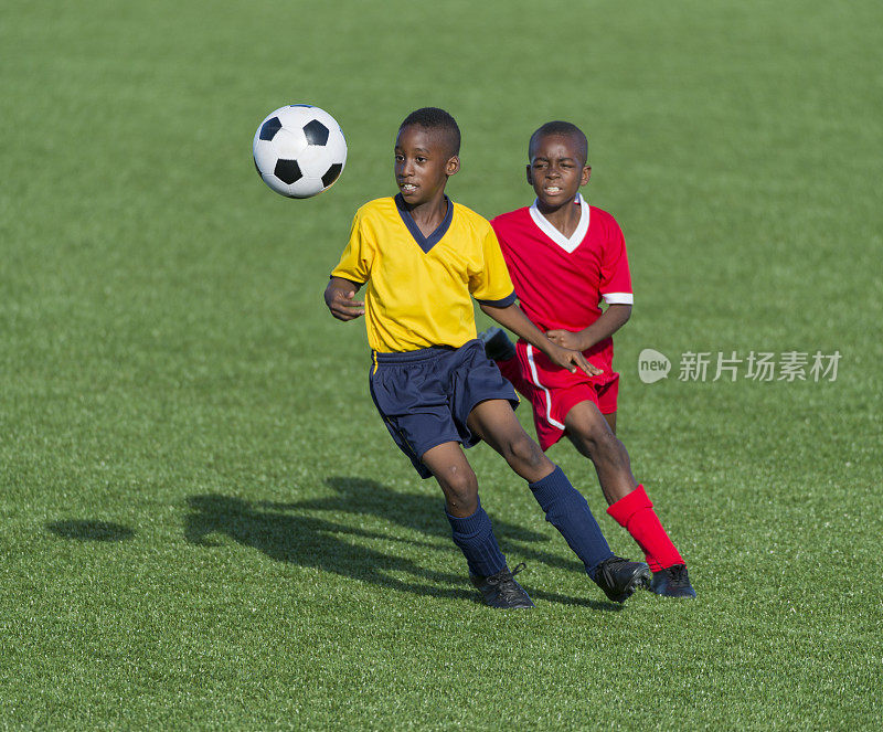 两个小男孩在踢足球