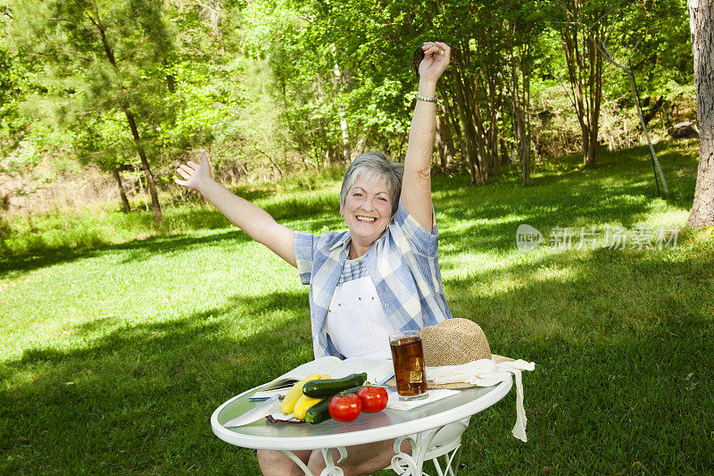 快乐的老年妇女享受她的退休生活。微笑,在外面。