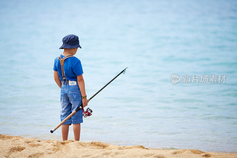 小男孩去海边钓鱼