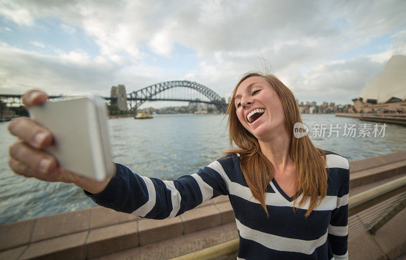 澳大利亚一名年轻女子在悉尼自拍