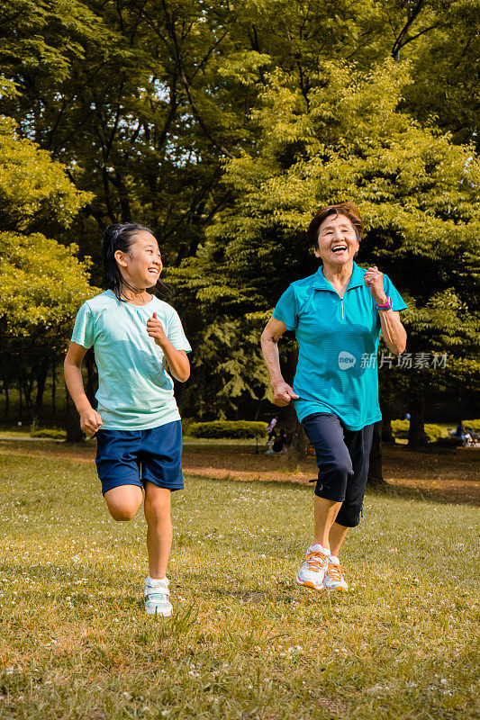 日本女孩和奶奶在公园里跑步