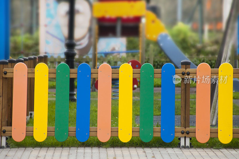五彩木栅栏，儿童游乐场背景