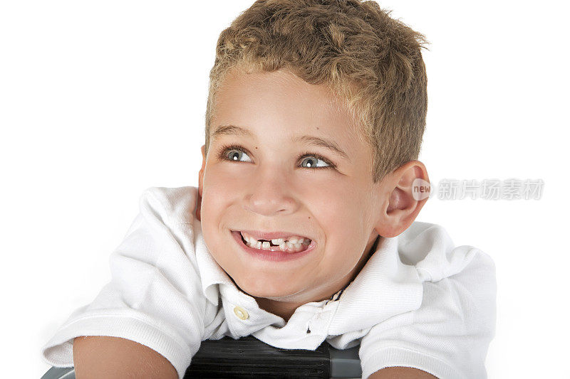 八岁微笑的白人小男孩，缺牙