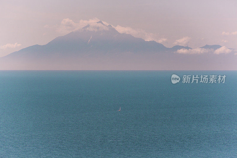 在希腊亚历山德鲁波利附近的萨莫斯拉基岛航行