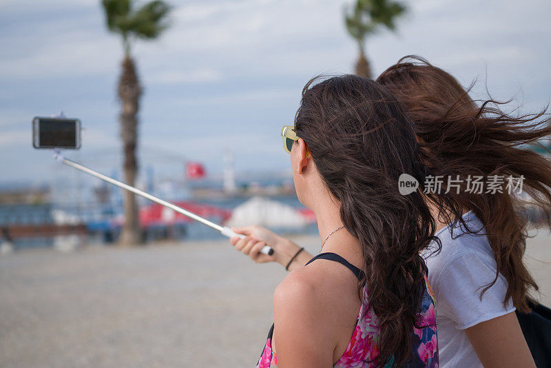 年轻女子在古玩城边自拍