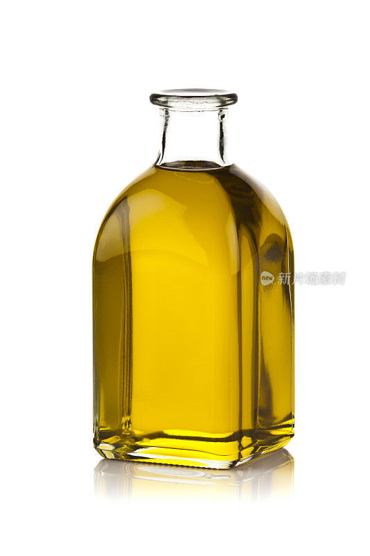 白色背景上孤立的橄榄油瓶