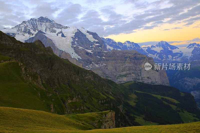 瑞士阿尔卑斯山伯恩斯高地的lauterbrunnen和Grindelwald上方的少女黎明