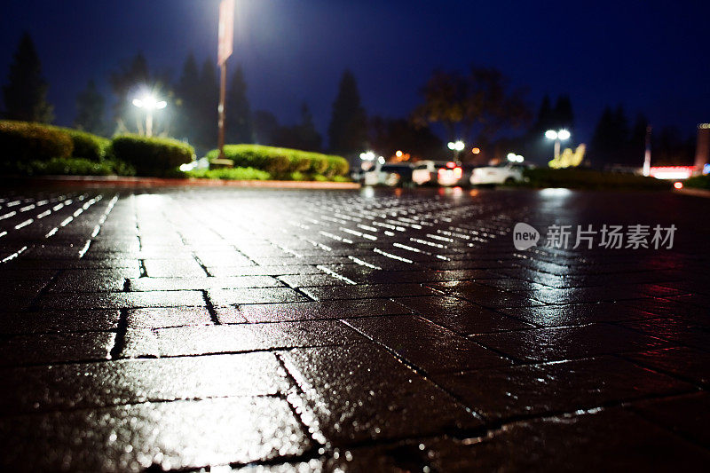 雨夜人行道的表面水平视图。