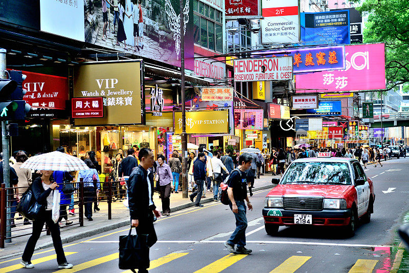 香港街道上，到处都是拥挤的人群和招牌