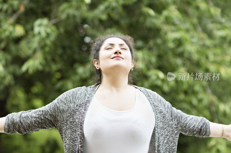 年轻女子放松户外的自然