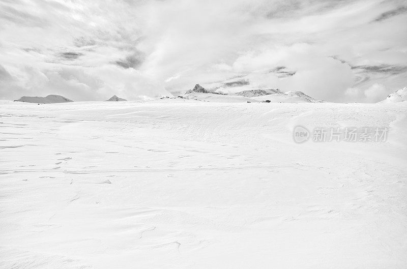 冰雪覆盖的高原和周围的山峰在jotunhemenen