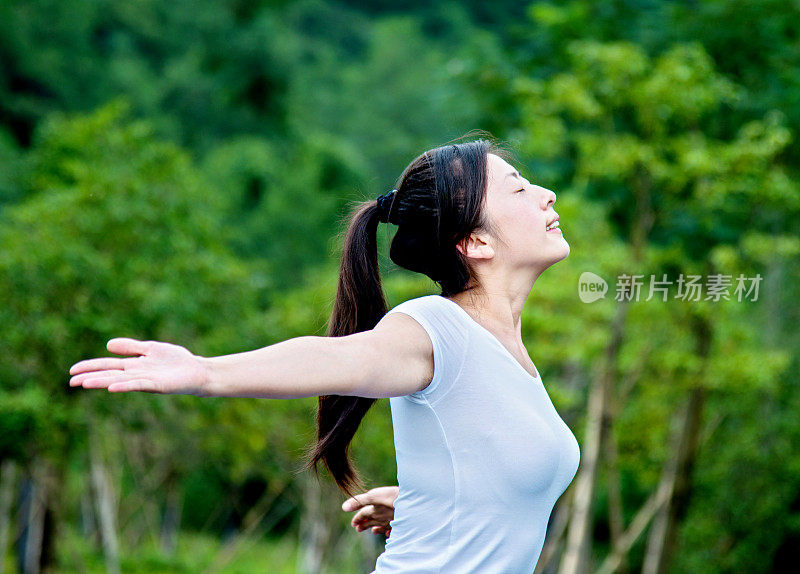 美丽的亚洲女人享受新鲜空气