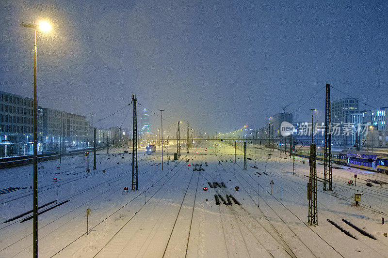 铁路轨道上的暴风雪