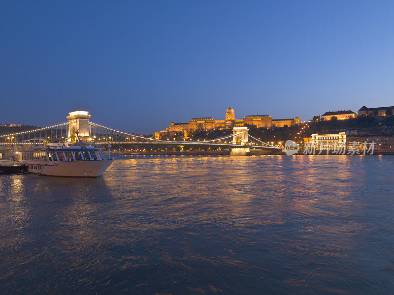 布达佩斯——皇家宫殿和铁链桥的夜晚