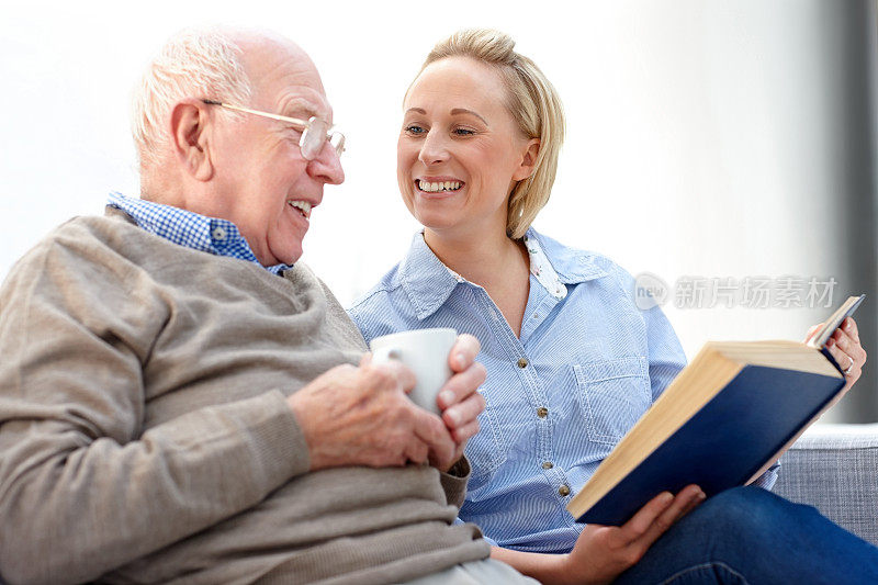 快乐的老人和护工一起读小说