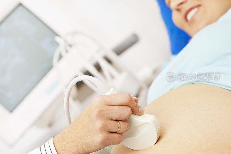 孕妇接受超声检查，腹部特写