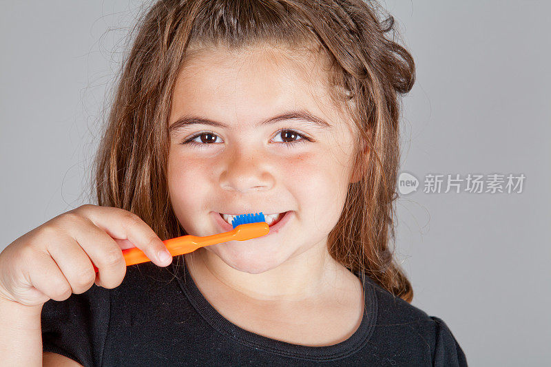 小女孩假装在刷牙