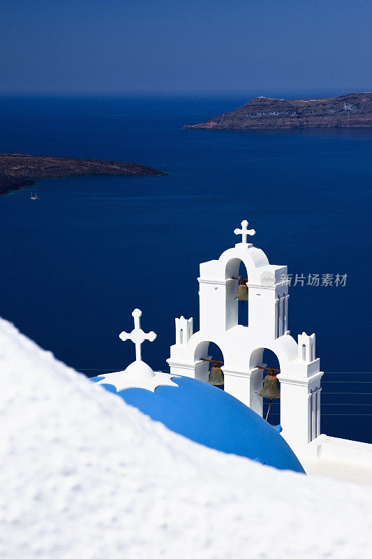 圣托里尼岛上著名的有着蓝色圆顶的东正教教堂