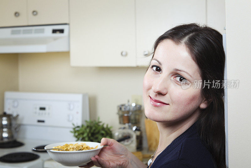 女人吃麦片