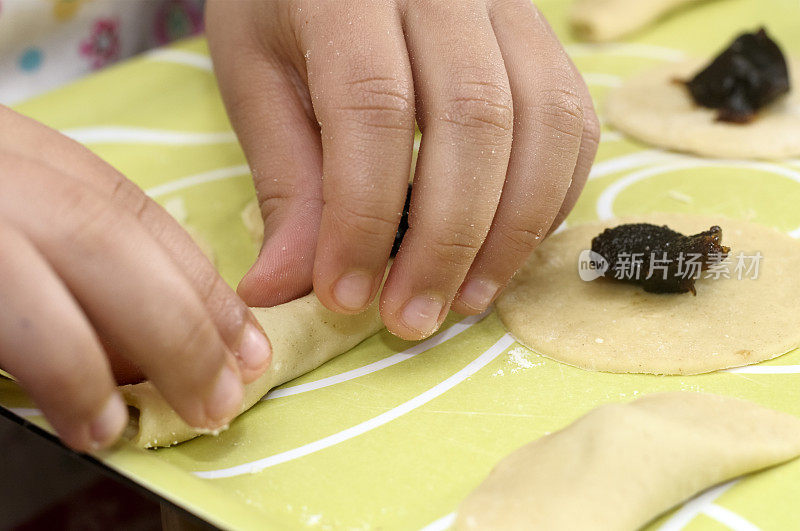 小女孩做饼干