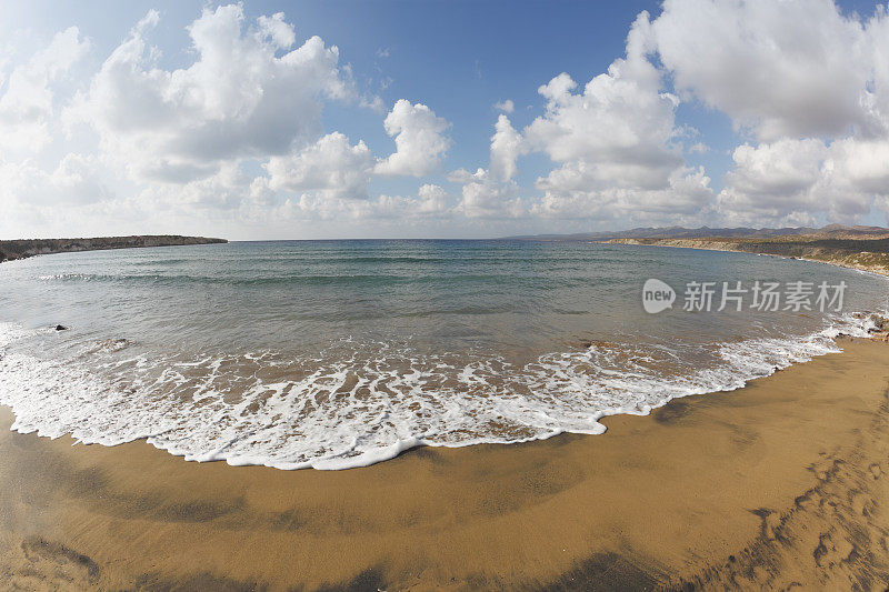 宁静孤独的卵石和蓝色地中海的拉腊海滩塞浦路斯