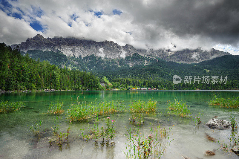 美丽的湖景Eibsee和Zugspitze