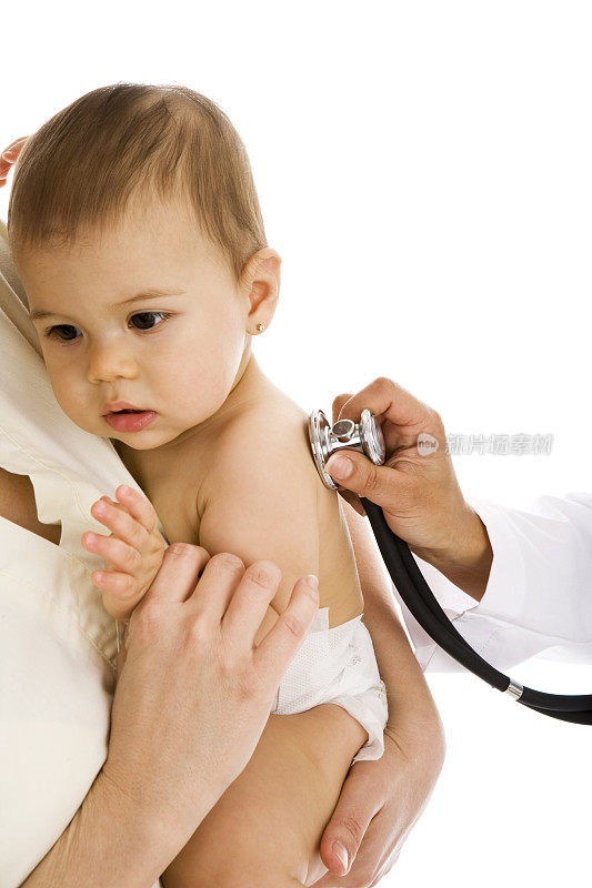 婴儿和医生将听诊器放在孩子的背上