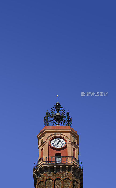 钟楼和蓝天