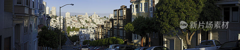 旧金山的街道，联排别墅，山丘，汽车，北海滩全景