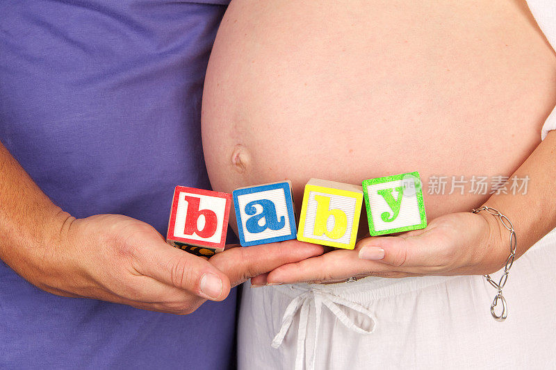 在怀孕的肚子和爸爸面前阻止拼写婴儿