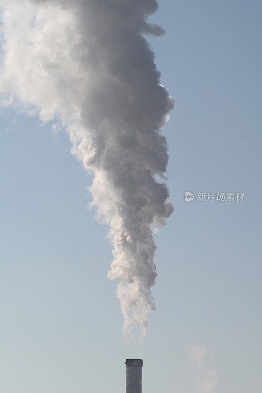 从乙醇工厂的烟囱冒出的高蒸汽羽流。
