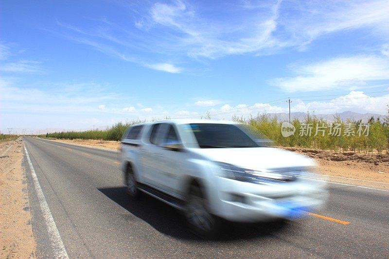 道路上模糊的汽车