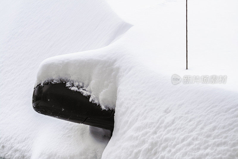 暴风雪覆盖的汽车后视镜和天线