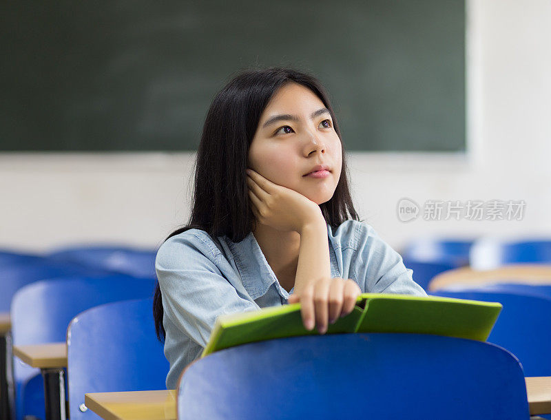 教室里的女学生