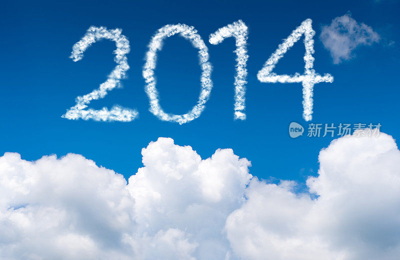 多云的天空呈现出“2014”的形状。