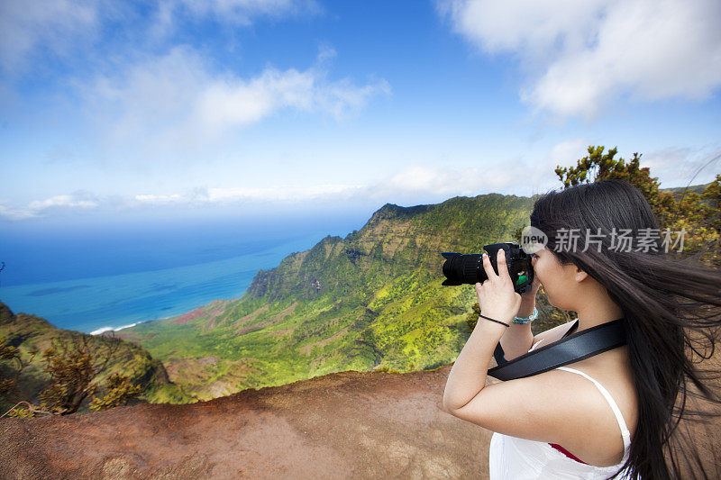 夏威夷考艾岛威美亚峡谷的游客