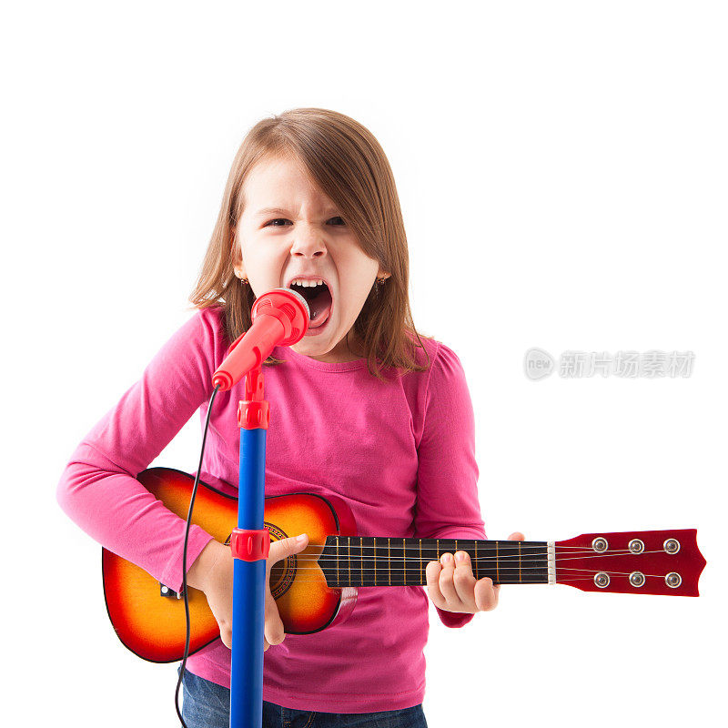 快乐的小女孩在弹原声吉他