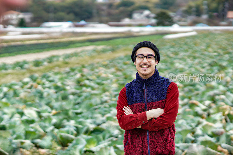 白菜地里的中年男子