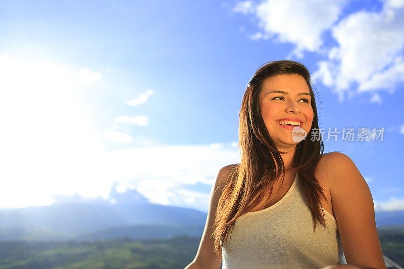 年轻女士有乐趣太阳背后