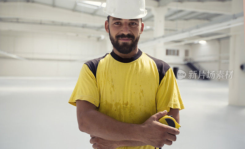 粗壮男性建筑工人