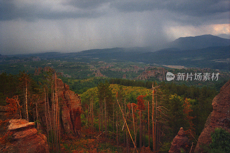 雨在Belogradchik岩石