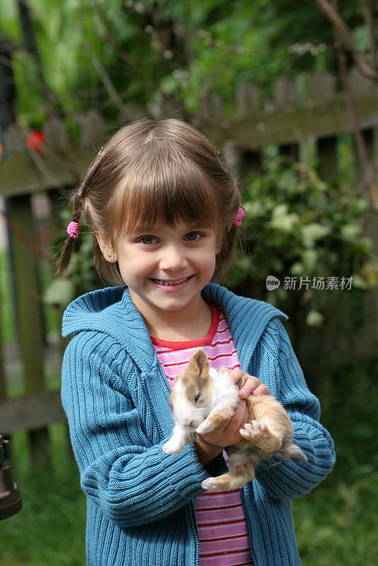 女孩和兔子宝宝