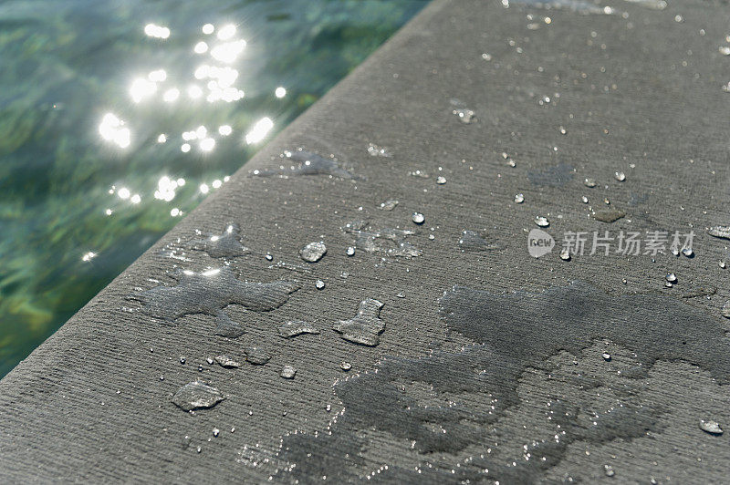 晶莹的水滴在天然水池旁