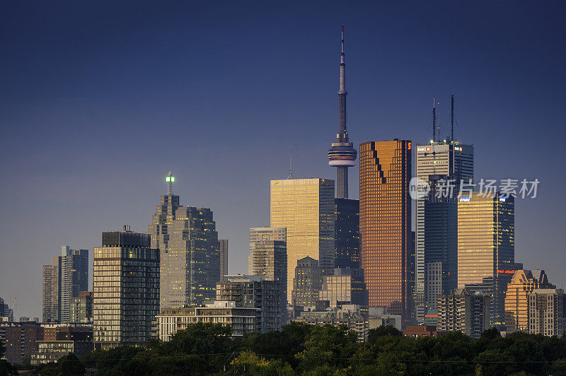 加拿大多伦多国家电视塔和市中心摩天大楼在日落时被照亮