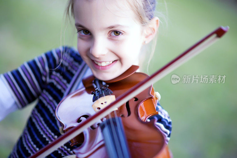 孩子拉小提琴-年轻的音乐家