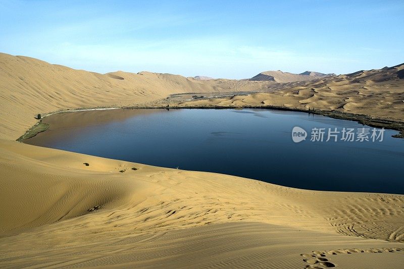 中国内蒙古巴丹吉林沙漠的一个湖泊