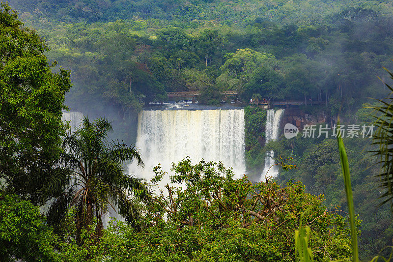 位于巴西和阿根廷之间的伊瓜苏瀑布。特写镜头。